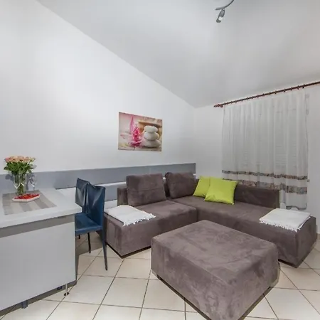 In Pjescana Uvala Mit Grosser Terrasse Apartamento Pula