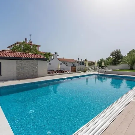 In Pjescana Uvala Mit Grosser Terrasse Apartamento Pula
