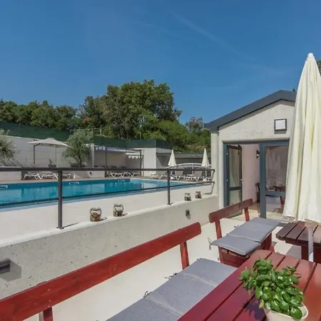 In Pjescana Uvala Mit Grosser Terrasse Apartamento *