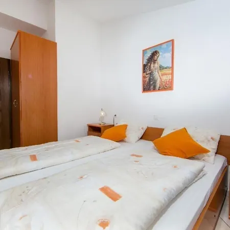 Apartamento In Pjescana Uvala Mit Grosser Terrasse Pula