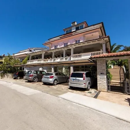 Apartamento In Pjescana Uvala Mit Grosser Terrasse Pula