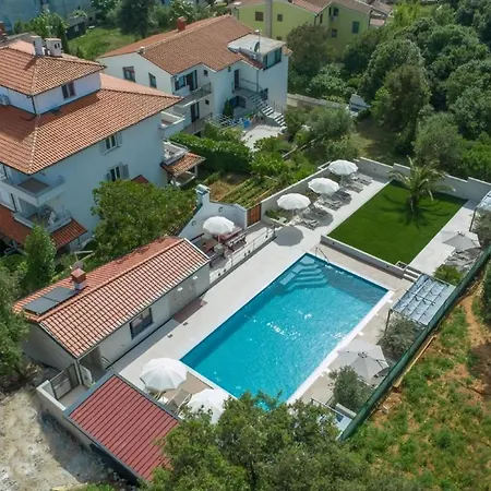 In Pjescana Uvala Mit Grosser Terrasse Apartamento Pula