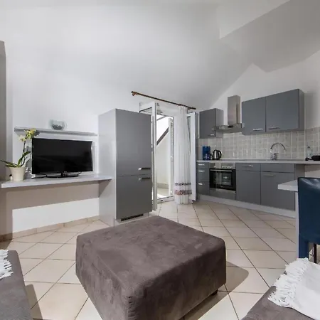 Apartamento In Pjescana Uvala Mit Grosser Terrasse Pula