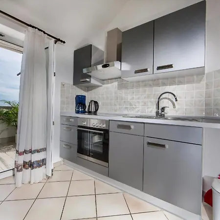 In Pjescana Uvala Mit Grosser Terrasse Apartamento