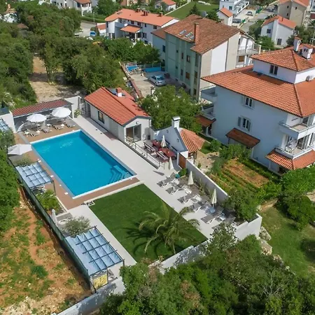 In Pjescana Uvala Mit Grosser Terrasse Apartamento Pula