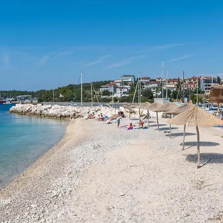 Apartamento In Pjescana Uvala Mit Grosser Terrasse Pula