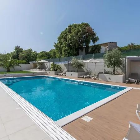 In Pjescana Uvala Mit Grosser Terrasse Apartamento