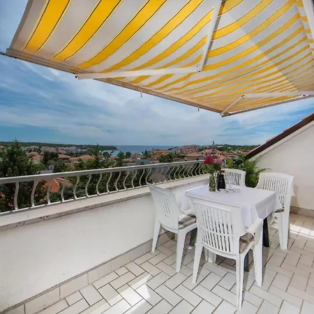 In Pjescana Uvala Mit Grosser Terrasse Apartamento Pula